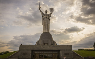 Коли на «Батьківщині-матері» замінять герб СРСР на Тризуб: у Мінкульті відповіли