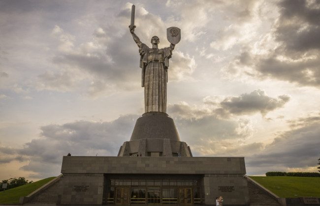Когда на «Родине-матери» заменят герб СССР на Тризуб: в Минкульте ответили