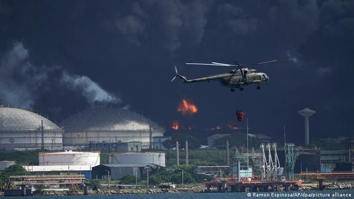 На Кубе – техногенная катастрофа: в базу хранения нефти попала молния, видео мощного пожара