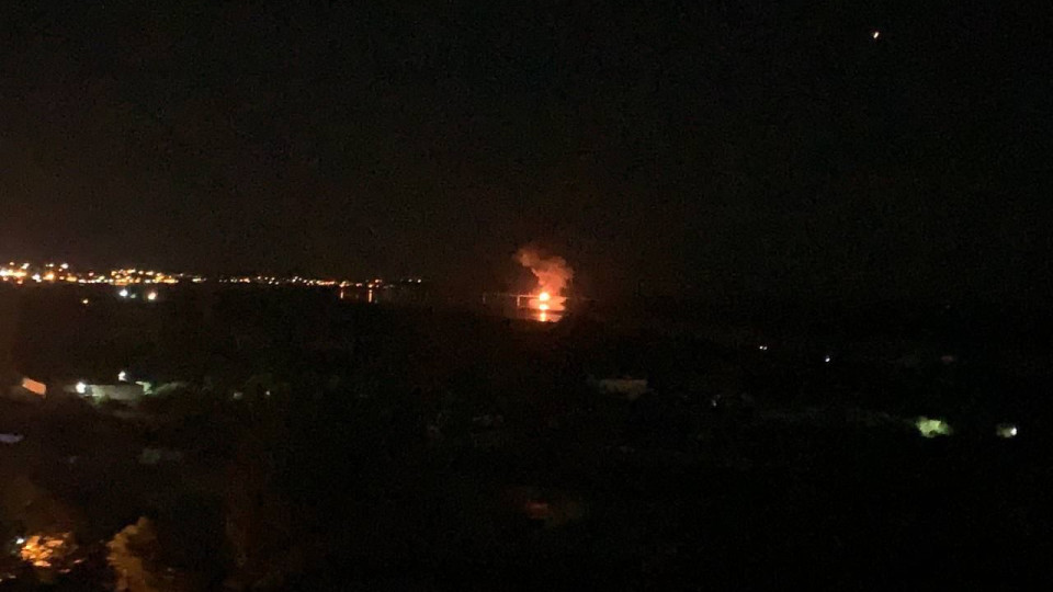 У Херсоні пролунали вибухи в районі Антонівського мосту: фото і відео