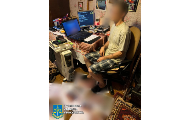 Художник-постановник телеканалу Харківщини виготовляв вдома листівки із зображенням ворожої символіки