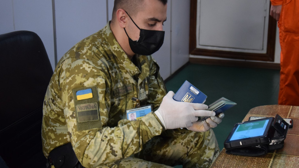 Выезд мужчин, принятых на временный консульский учет за границей: разъяснение ГПСУ