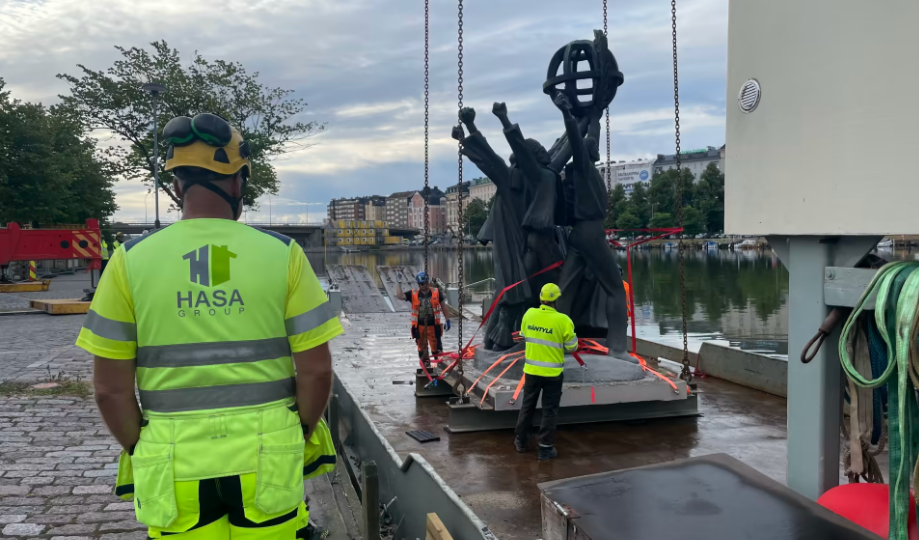 У Гельсінкі демонтували подарований СРСР пам'ятник «Мир у всьому світі»