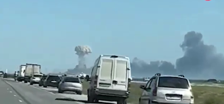 В окупованому Криму після вибухів почалася паніка: туристи стоять у заторах, відео