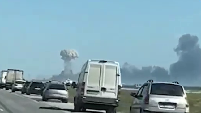 В окупованому Криму після вибухів почалася паніка: туристи стоять у заторах, відео