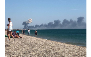 В окупованому Криму пролунали потужні вибухи в районі військового аеродрому: фото і відео