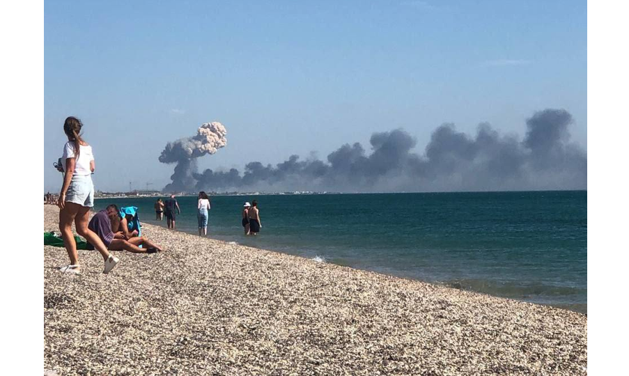 В окупованому Криму пролунали потужні вибухи в районі військового аеродрому: фото і відео