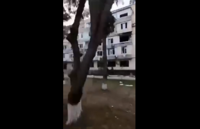 Сожженный самолет и поврежденные дома: во временно оккупированном Крыму показали последствия взрывов на аэродроме «Саки»