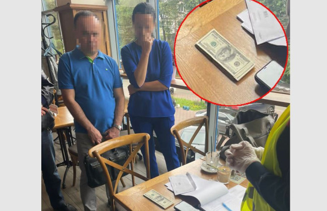 У Києві адвокат допомагала чоловікам призовного віку незаконно виїжджати за кордон