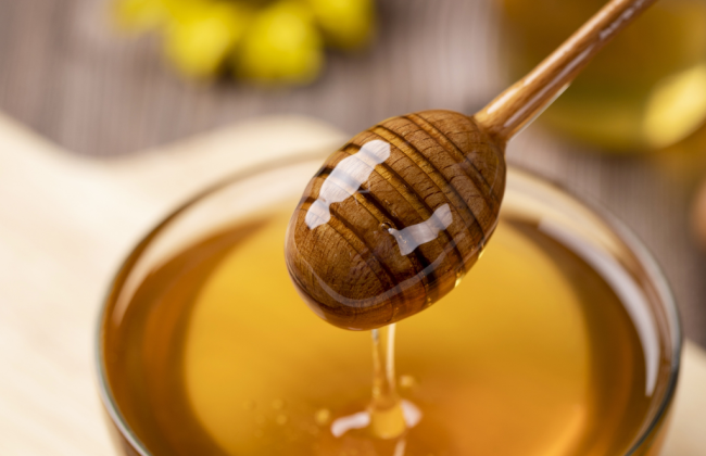 Ющенко будет поставлять мед украинским защитникам и попросил посоветовать, каких деятелей изобразить на упаковках