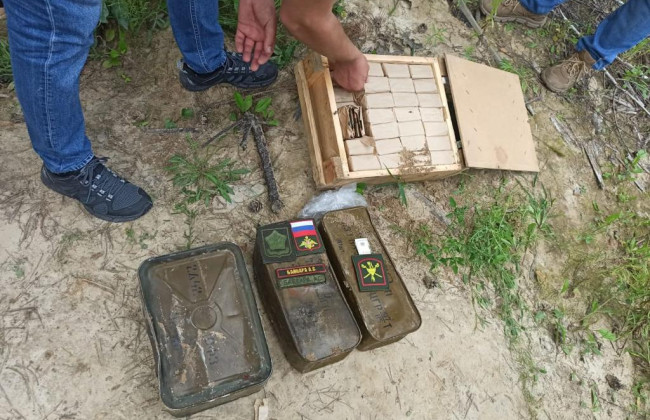 Були ретельно заховані за однією зі стін за обшивкою: на деокупованій прикордонній території виявили ще два схрони окупантів