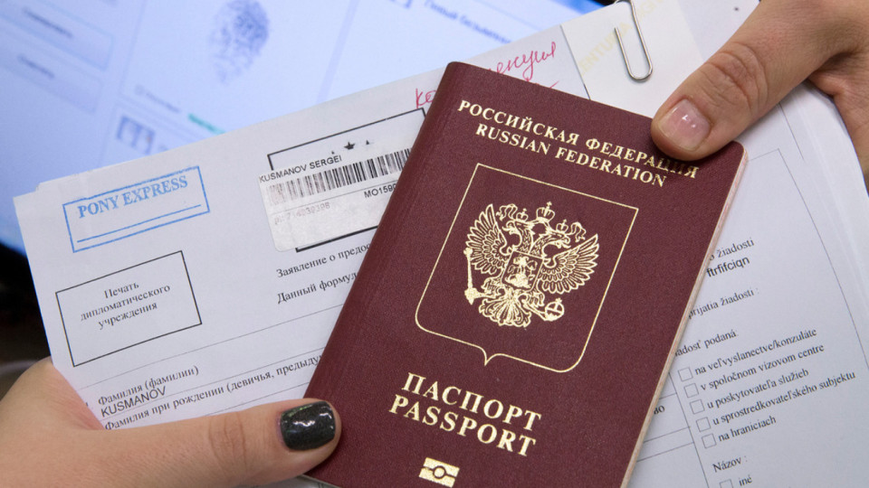 Решение прекратить выдачу виз россиянам следует принять на уровне ЕС, — премьер Латвии