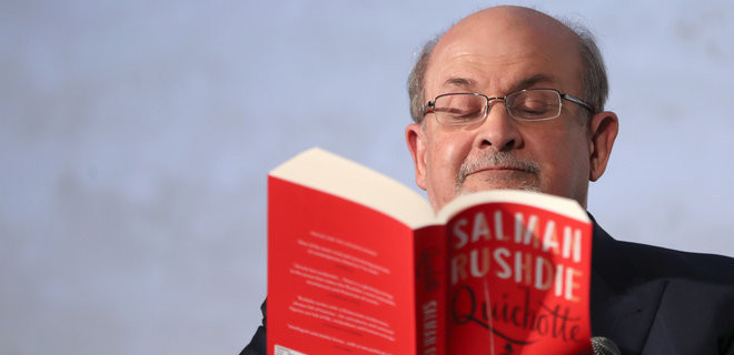 У США вчинено замах на письменника Салмана Рушді: раніше за його вбивство обіцяли винагороду