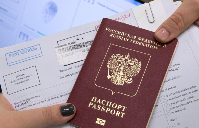 Решение прекратить выдачу виз россиянам следует принять на уровне ЕС, — премьер Латвии