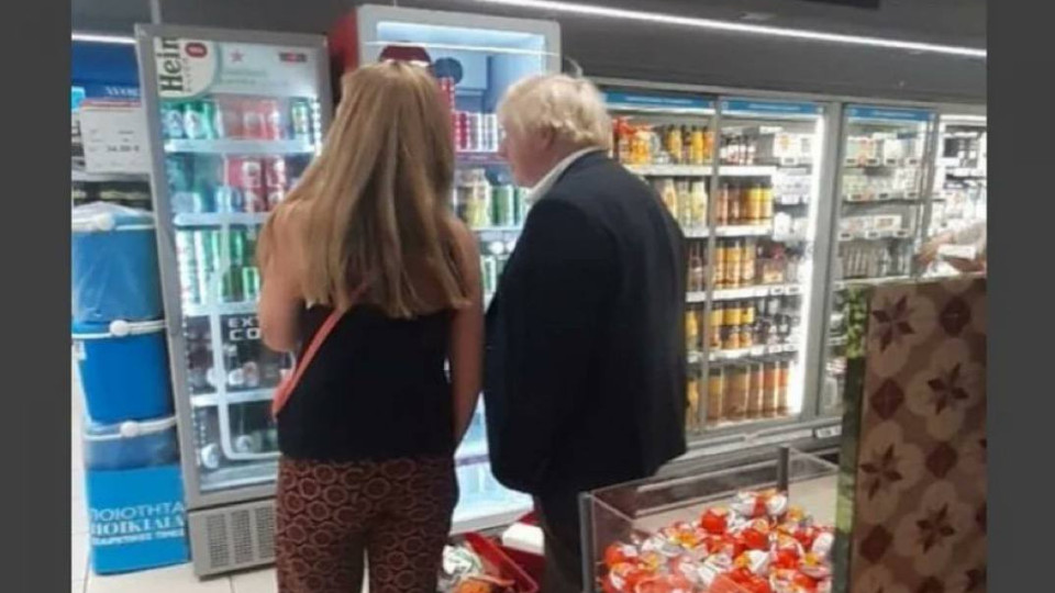 Бориса Джонсона заметили в супермаркете на отдыхе в Греции, видео