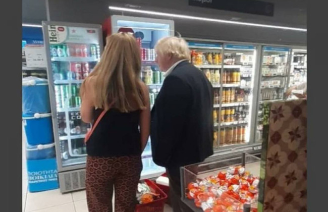 Бориса Джонсона помітили у супермаркеті на відпочинку в Греції, відео