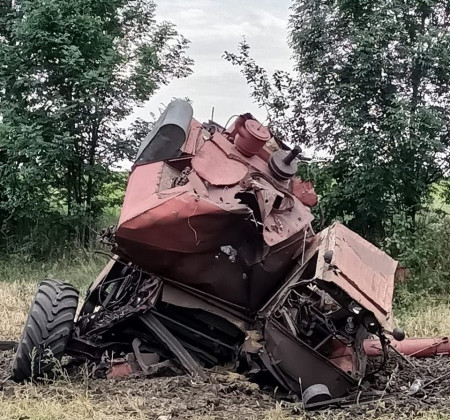 В Сумской области комбайн подорвался на мине