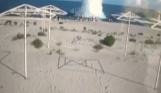 Момент вибуху міни на пляжі в Затоці потрапив на відео