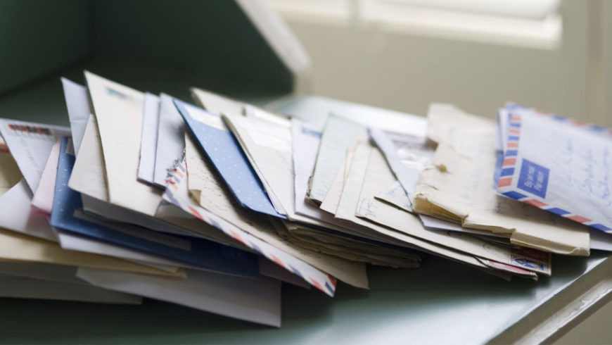 Одразу кілька судів повідомили про тимчасове припинення відправки поштової кореспонденції