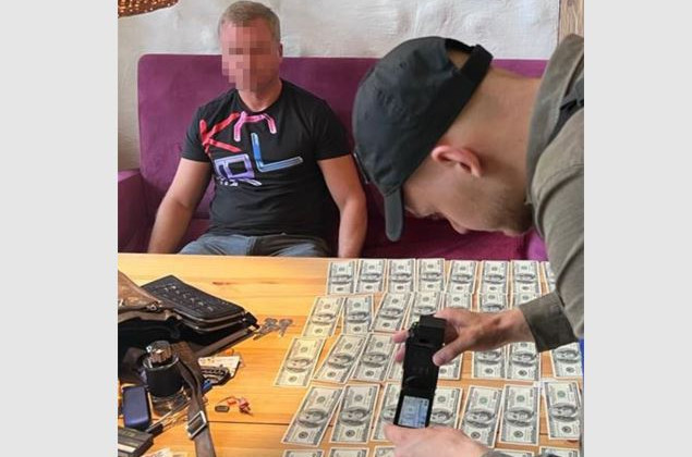 Погорел на взятке заместитель директора госпредприятия «Укринтеравтосервис»