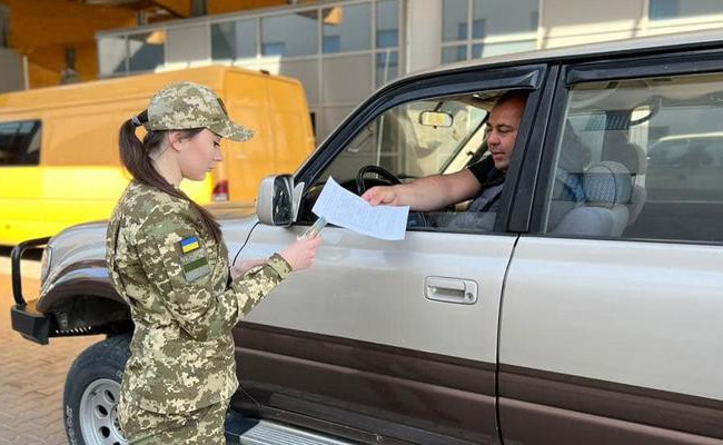 Зеленський пояснив, чи дозволять виїзд чоловіків за кордон: відповідь на петицію