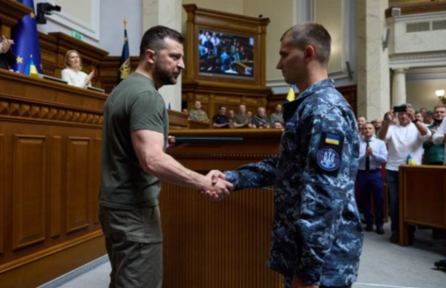 Зеленский ответил на петицию о поднятии зарплат военнослужащим за счет отмены надбавок депутатам