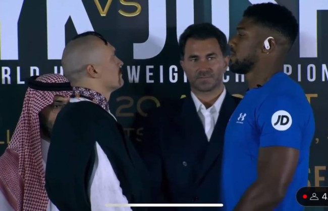 Усик та Джошуа провели пресконференцію: українець заспівав пісню «Ой, у лузі червона калина», відео