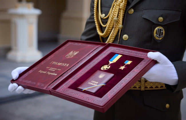 Зеленський підписав закон про щомісячні грошові виплати за особливі заслуги перед Україною: який розмір виплат