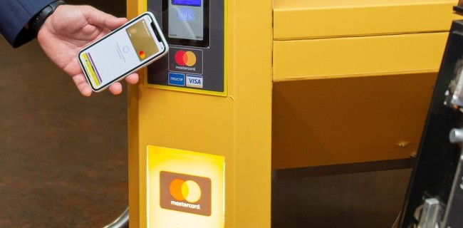 На всех станциях Днепровского метро запустили бесконтактную оплату проезда