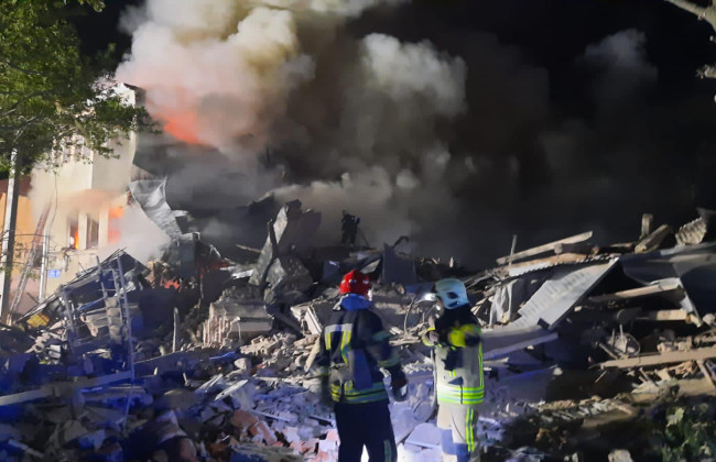 Росіяни обстріляли Харків: влучили у житловий будинок, 7 загиблих, відео ДСНС