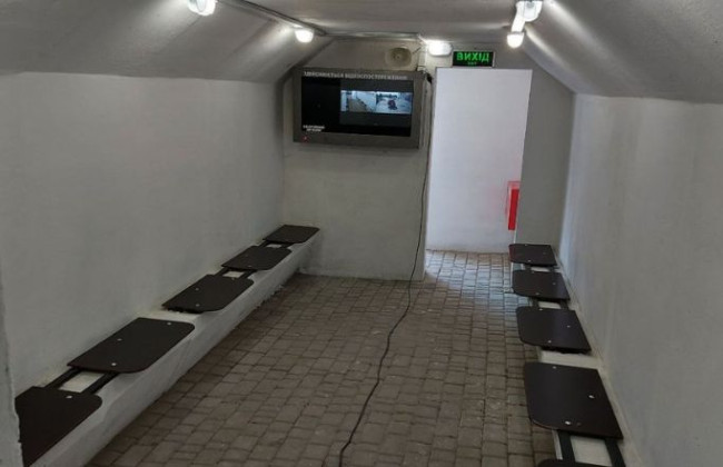 У Харкові встановили першу зупинку-укриття, фото та відео