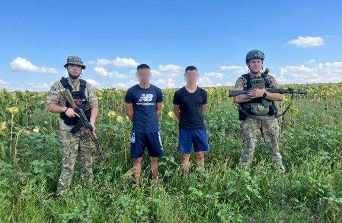Переховувалися у соняшниках: на Одещині троє чоловіків намагалися перетнути кордон