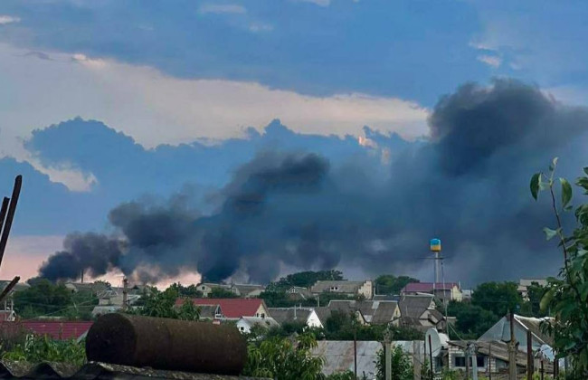 В Чернобаевке снова взрывы и дым: фото