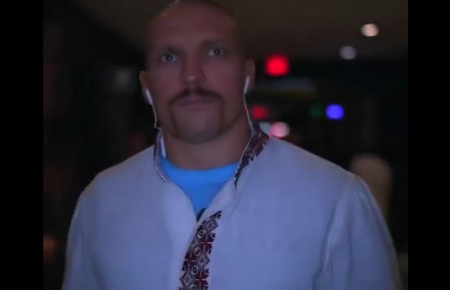 Усик у вишиванці прибув на арену, де відбудеться реванш із Джошуа, відео