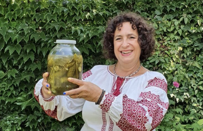 Посол Великобритании Симмонс похвасталась банкой сделанных ею маринованных огурцов