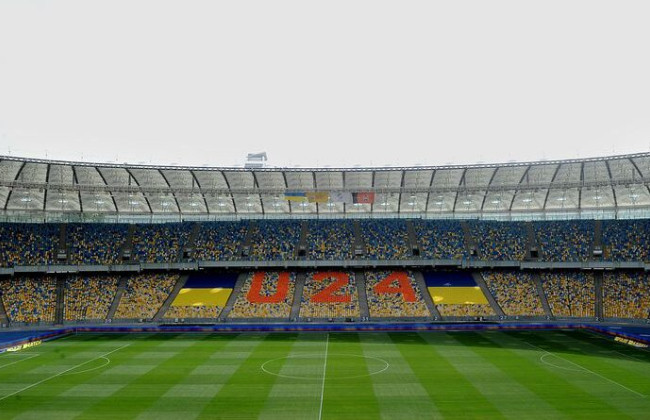 На матчі-відкритті УПЛ підняли український прапор, з яким уболівальник станцював гопак на полі під час Олімпіади-76