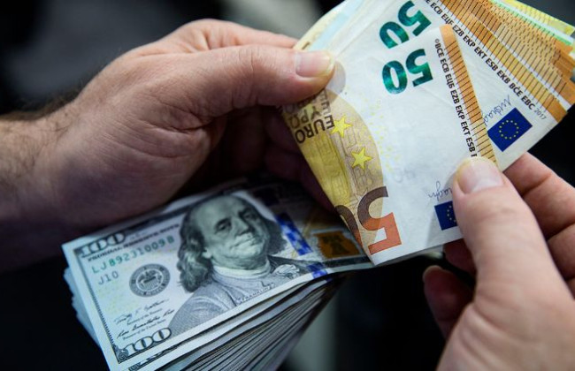 Евро снова упал ниже доллара: назвали причину