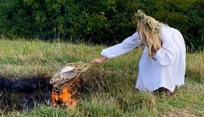 «Очистилася»: Оля Полякова спалила свій кокошник на Лисій горі в Києві, фото
