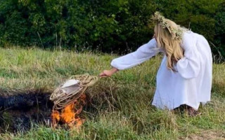 «Очистилася»: Оля Полякова спалила свій кокошник на Лисій горі в Києві, фото