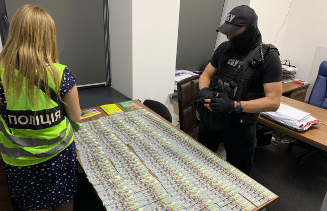 ₴600 000 «відкату» за допуск до проектів: викрито двох посадовців «Київпастранс» та посередників