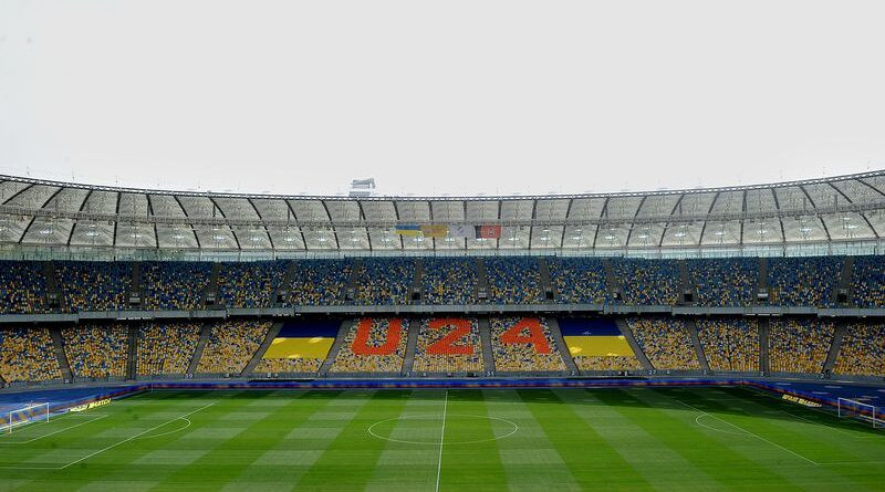 На матче-открытии УПЛ подняли украинский флаг, с которым болельщик станцевал гопак на поле во время Олимпиады-76