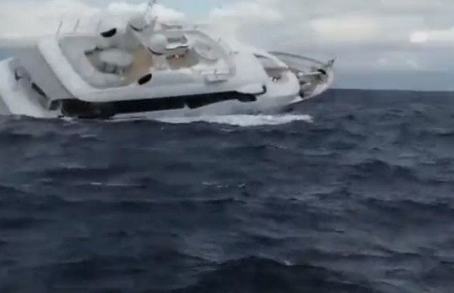 Біля берегів Італії затонула величезна яхта російського бізнесмена, відео