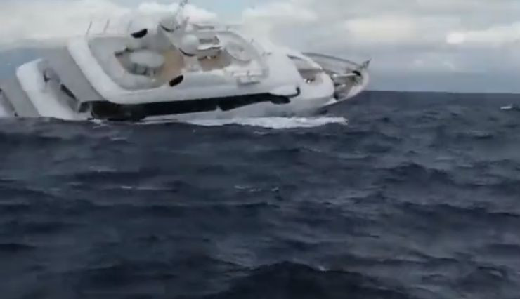 У берегов Италии затонула огромная яхта российского бизнесмена, видео
