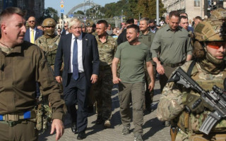 Джонсон і Зеленський на День Незалежності пройшлися Хрещатиком, відео