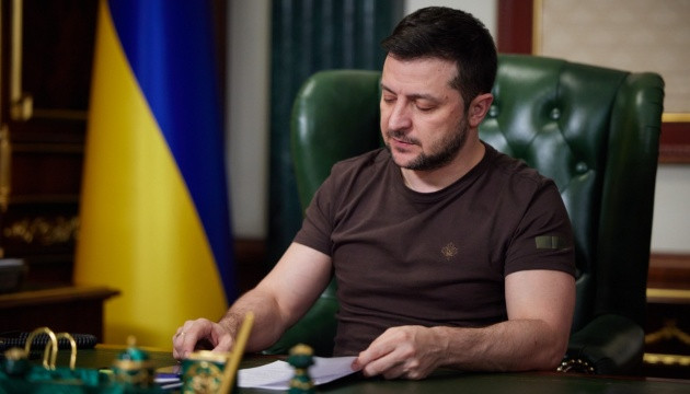 Зеленський підписав закон, яким заборонено на час війни примусове стягнення боргів з підприємств ОПК та виконання виконавчих написів