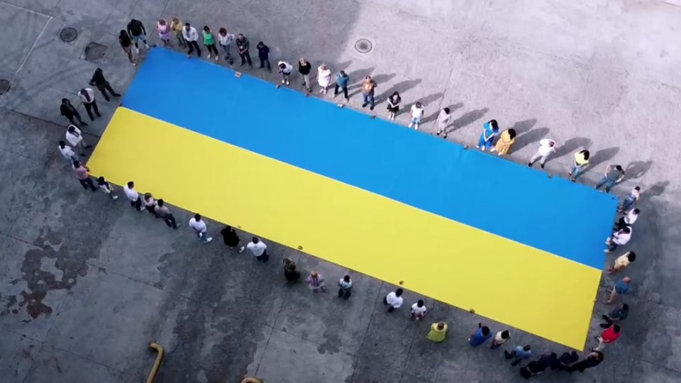 В Киеве создали самый большой бумажный флаг Украины, видео