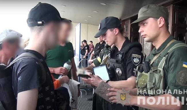 В Киеве мужчина пытался пройти на ж/д вокзал с боевой гранатой