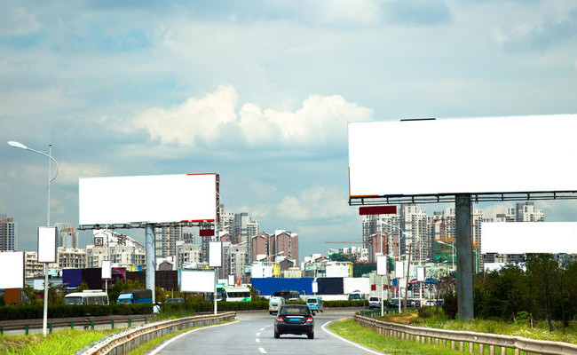 В Україні хочуть прибрати рекламні щити вздовж доріг