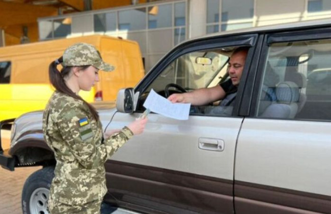 Ще одній категорії українців дозволять виїзд за кордон: кому та які умови