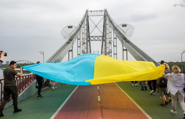 У Києві через пішохідний міст розгорнули прапор на знак підтримки людей, які перебувають в окупації: фото і відео